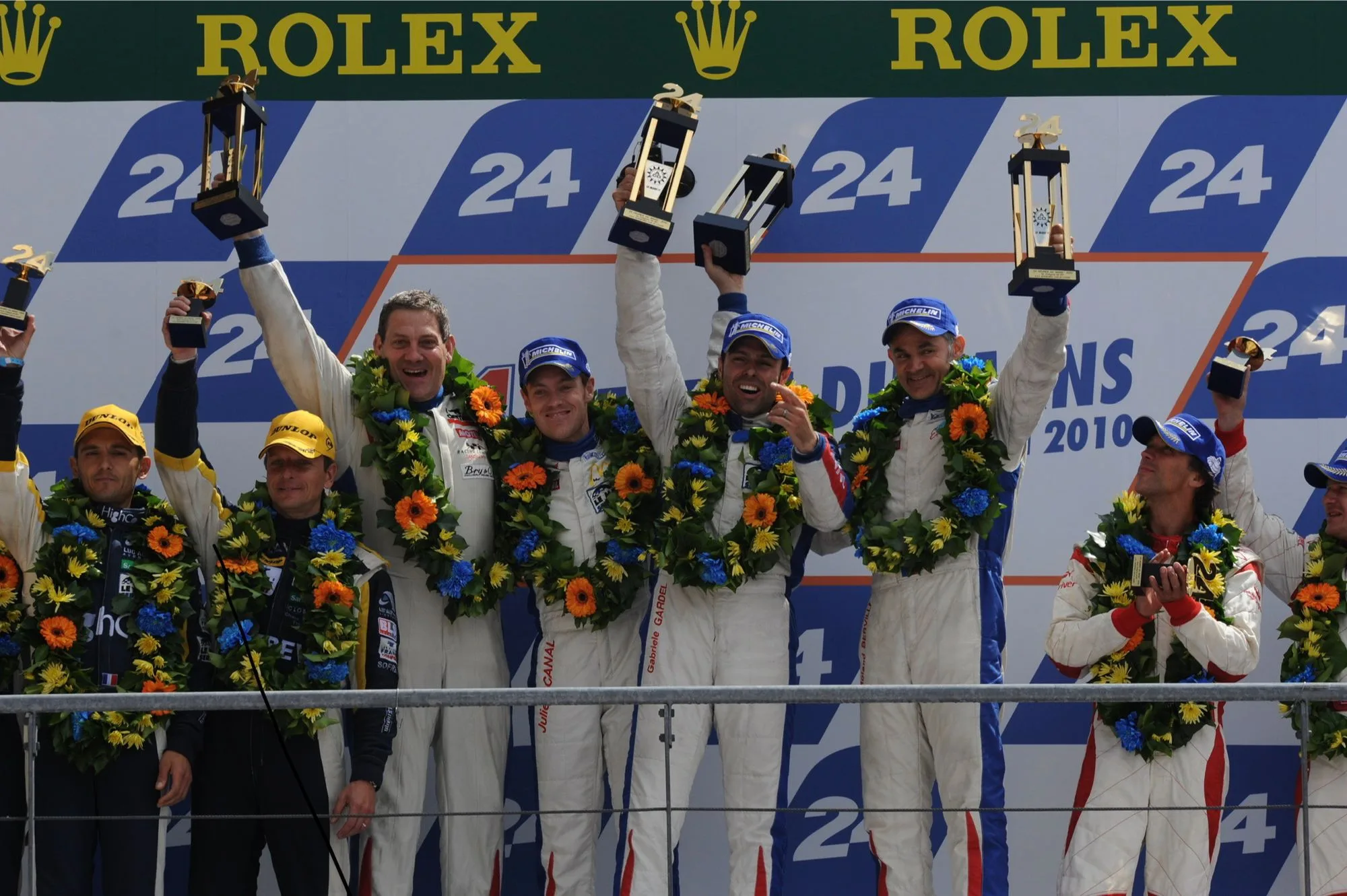 Julien Canal sur le podium des 24 Heures du Mans 2010, vainqueur en LM GT1 avec Roland Berville et Gabriele Gardel